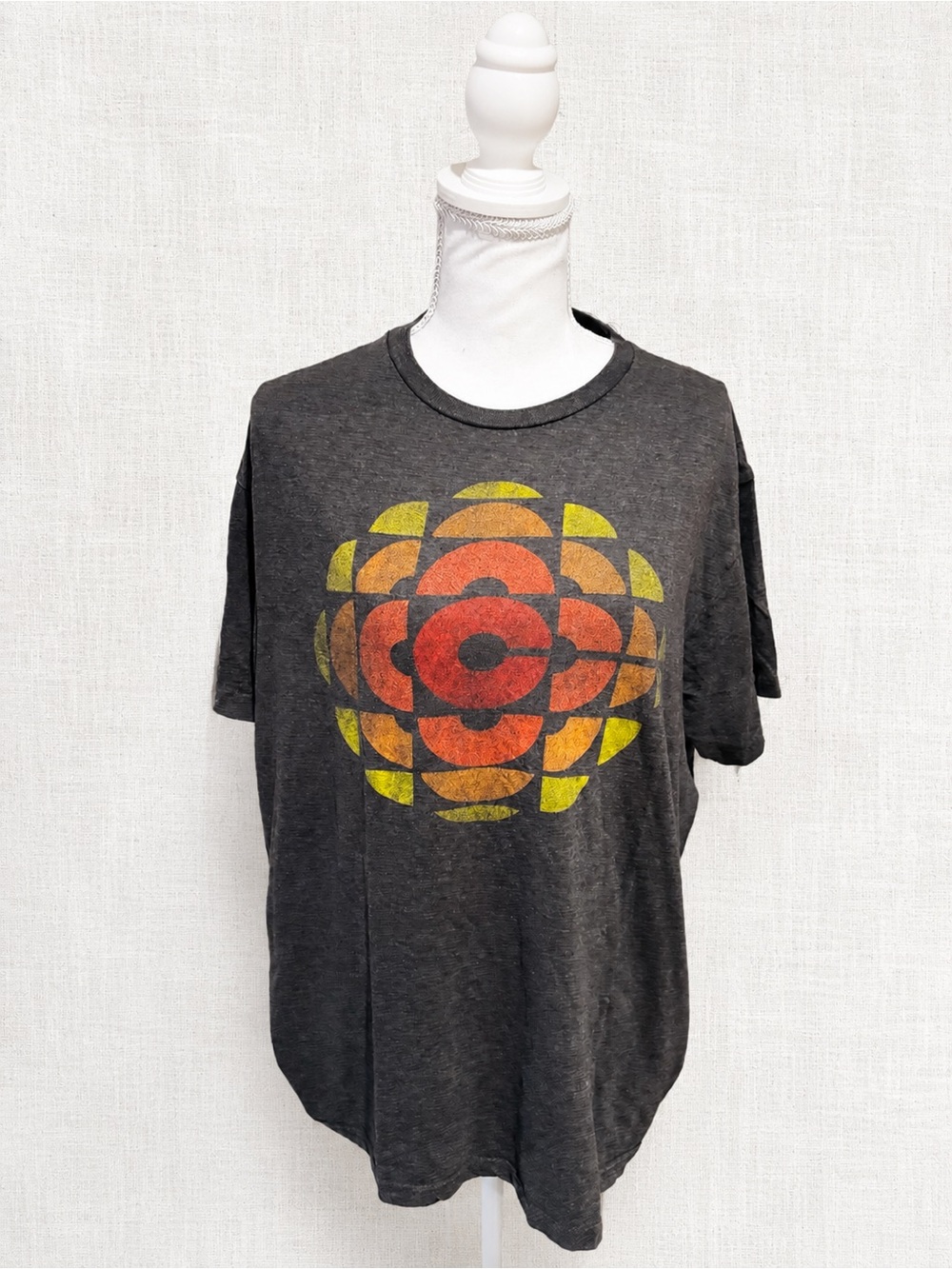 Men's Charcoal Graphic Tee with Retro Circular Sunburst Print